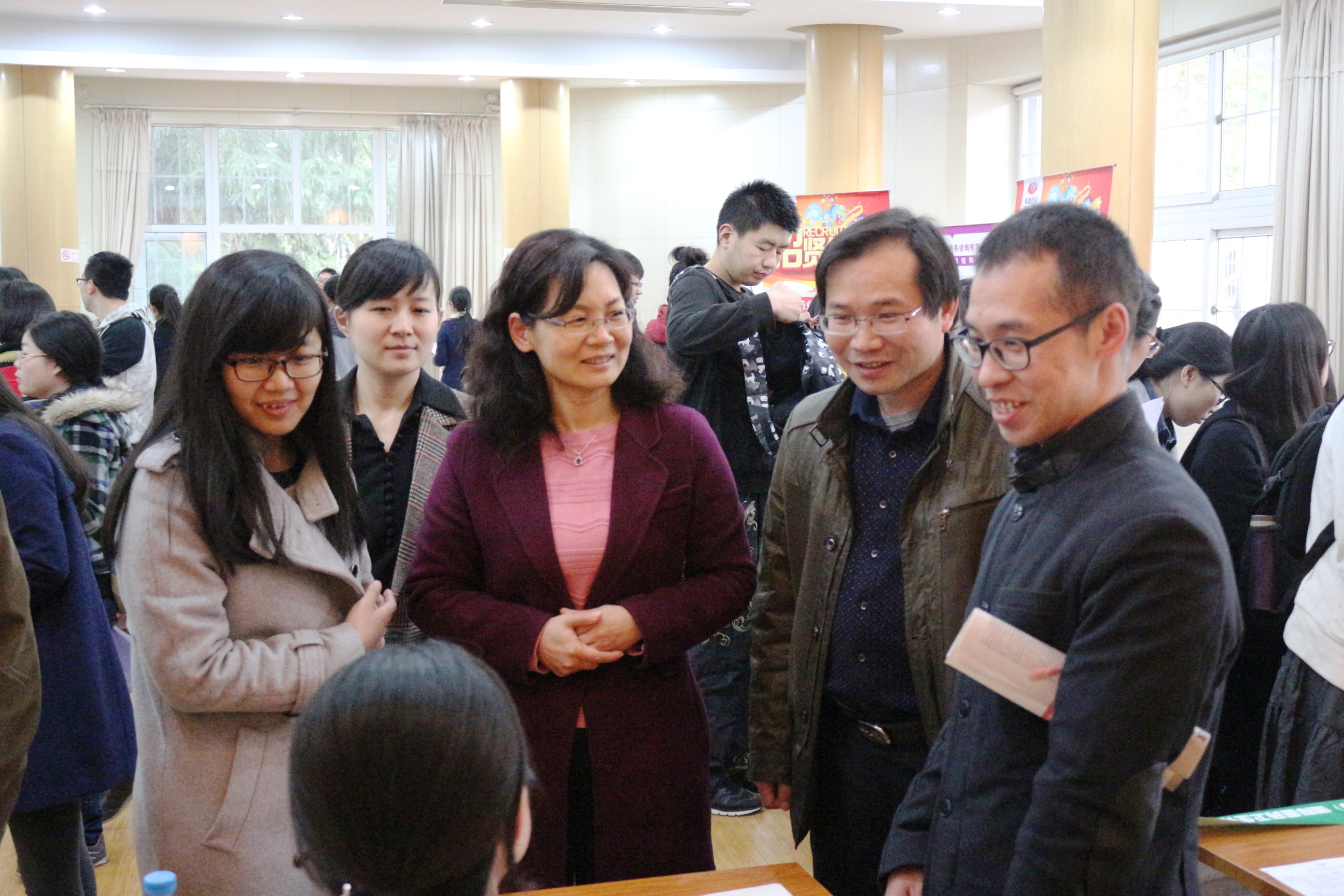 两亚洲无码av领导与参会招聘单位交流