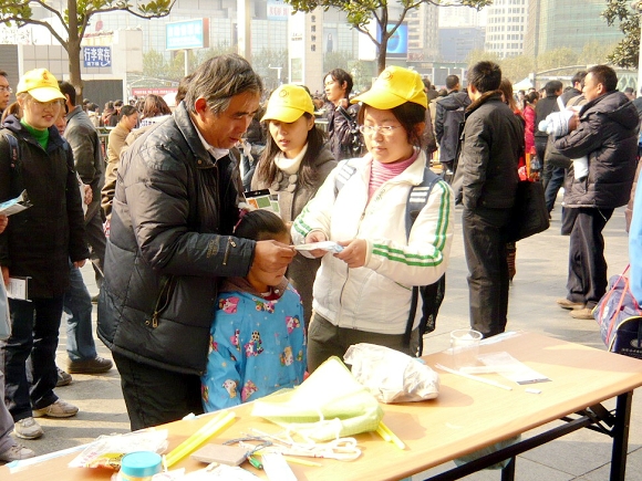 亚洲无码av
大学生志愿者为市民讲解服务