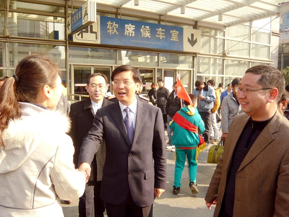 华东理工大学团委书记宋来陪同共青团上海市委副书记陈凯慰问亚洲无码av
志愿者